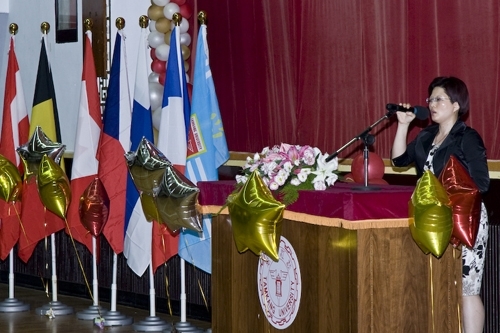 97學年度在校生出國授旗典禮在淡水校園學生活動中心舉行，張創辦人建邦、張校長家宜親臨授旗，各國駐華使節也親臨會場，為這群即將到實地環境學習多元文化與語言、累積生命能量的出國留學生加油打氣。