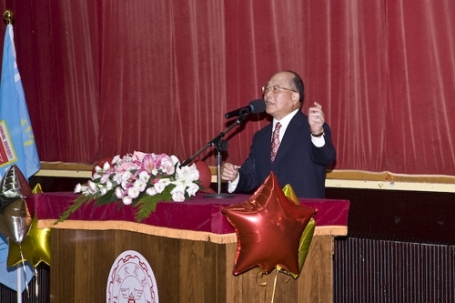 97學年度在校生出國授旗典禮在淡水校園學生活動中心舉行，張創辦人建邦、張校長家宜親臨授旗，各國駐華使節也親臨會場，為這群即將到實地環境學習多元文化與語言、累積生命能量的出國留學生加油打氣。