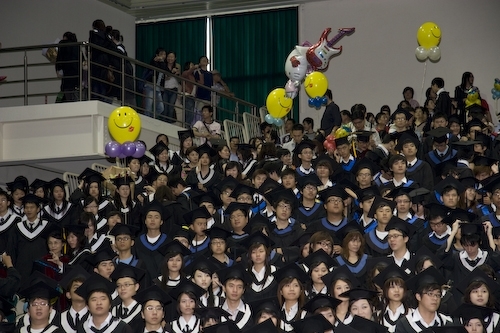 本校96學年度畢業典禮熱鬧隆重地在淡水校園紹謨紀念體育館舉行，校長勉勵每位畢業生保持著樸實剛毅的精神和擁有心靈卓越的品格，薪火相傳、開新啟運，以創新的思維與宏觀的胸襟，為社會挹注新氣息，開創一番「淡江以你為榮」的成就。畢業生帶著師長滿滿的祝福邁向人生另一個重要里程碑。