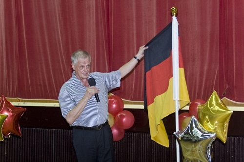 97學年度在校生出國授旗典禮在淡水校園學生活動中心舉行，張創辦人建邦、張校長家宜親臨授旗，各國駐華使節也親臨會場，為這群即將到實地環境學習多元文化與語言、累積生命能量的出國留學生加油打氣。