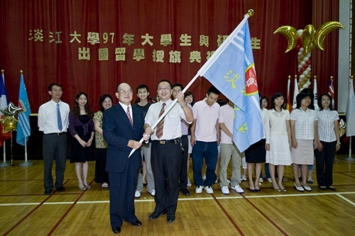 97學年度在校生出國授旗典禮在淡水校園學生活動中心舉行，張創辦人建邦、張校長家宜親臨授旗，各國駐華使節也親臨會場，為這群即將到實地環境學習多元文化與語言、累積生命能量的出國留學生加油打氣。