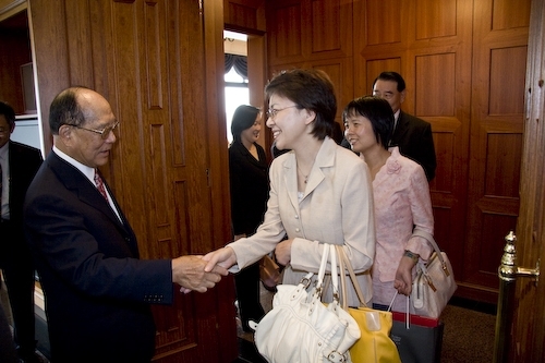 大陸藝術教育促進會「台灣教育考察團」柳斌等一行5人，會見本校張創辦人建邦、張校長家宜，並研討兩岸教育發展概況，奠定兩岸友好互動的基石。