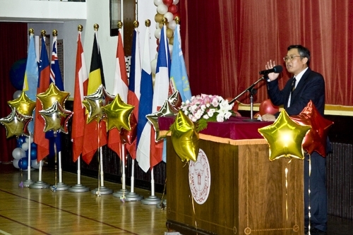 97學年度在校生出國授旗典禮在淡水校園學生活動中心舉行，張創辦人建邦、張校長家宜親臨授旗，各國駐華使節也親臨會場，為這群即將到實地環境學習多元文化與語言、累積生命能量的出國留學生加油打氣。