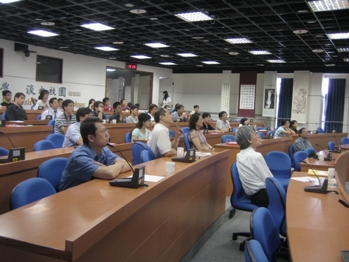 本校舉辦「神來e筆在課堂教學上之應用研討會」，會中展示本校研發之「神來 e 筆」的核心技術及特有功能，並以實例說明在外語及數理課堂教學上之創新應用，開啟傳統教學與數位結合的契機。