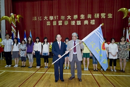 97學年度在校生出國授旗典禮在淡水校園學生活動中心舉行，張創辦人建邦、張校長家宜親臨授旗，各國駐華使節也親臨會場，為這群即將到實地環境學習多元文化與語言、累積生命能量的出國留學生加油打氣。