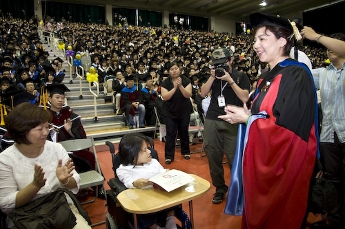 本校96學年度畢業典禮熱鬧隆重地在淡水校園紹謨紀念體育館舉行，校長勉勵每位畢業生保持著樸實剛毅的精神和擁有心靈卓越的品格，薪火相傳、開新啟運，以創新的思維與宏觀的胸襟，為社會挹注新氣息，開創一番「淡江以你為榮」的成就。畢業生帶著師長滿滿的祝福邁向人生另一個重要里程碑。