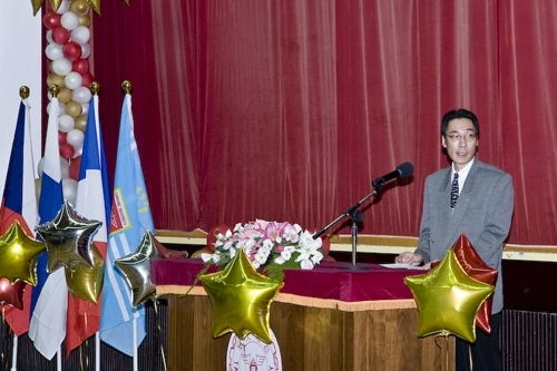 97學年度在校生出國授旗典禮在淡水校園學生活動中心舉行，張創辦人建邦、張校長家宜親臨授旗，各國駐華使節也親臨會場，為這群即將到實地環境學習多元文化與語言、累積生命能量的出國留學生加油打氣。