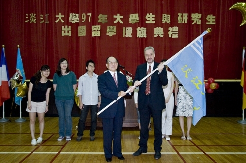 97學年度在校生出國授旗典禮在淡水校園學生活動中心舉行，張創辦人建邦、張校長家宜親臨授旗，各國駐華使節也親臨會場，為這群即將到實地環境學習多元文化與語言、累積生命能量的出國留學生加油打氣。