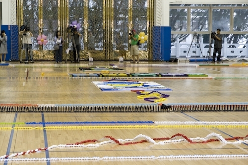 本校舉辦「創意校園骨牌瘋之推倒校園」活動，裝置10萬多片象徵本校「立足淡江、放眼世界、掌握資訊、開創未來。」的創意骨牌，由張家宜校長推倒第1張骨牌，挑戰國內最高紀錄。