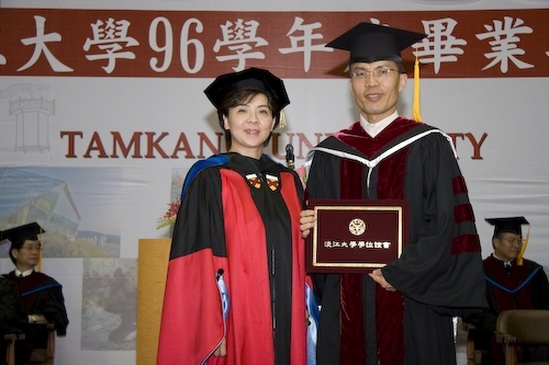 本校96學年度畢業典禮熱鬧隆重地在淡水校園紹謨紀念體育館舉行，校長勉勵每位畢業生保持著樸實剛毅的精神和擁有心靈卓越的品格，薪火相傳、開新啟運，以創新的思維與宏觀的胸襟，為社會挹注新氣息，開創一番「淡江以你為榮」的成就。畢業生帶著師長滿滿的祝福邁向人生另一個重要里程碑。