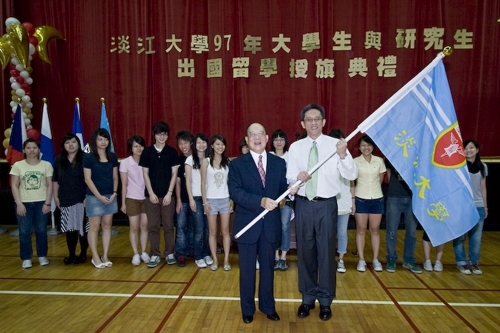 97學年度在校生出國授旗典禮在淡水校園學生活動中心舉行，張創辦人建邦、張校長家宜親臨授旗，各國駐華使節也親臨會場，為這群即將到實地環境學習多元文化與語言、累積生命能量的出國留學生加油打氣。