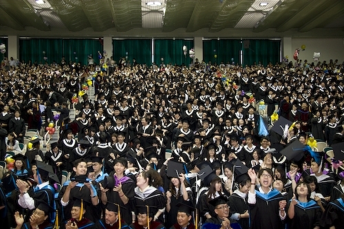 本校96學年度畢業典禮熱鬧隆重地在淡水校園紹謨紀念體育館舉行，校長勉勵每位畢業生保持著樸實剛毅的精神和擁有心靈卓越的品格，薪火相傳、開新啟運，以創新的思維與宏觀的胸襟，為社會挹注新氣息，開創一番「淡江以你為榮」的成就。畢業生帶著師長滿滿的祝福邁向人生另一個重要里程碑。