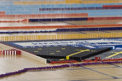 本校舉辦「創意校園骨牌瘋之推倒校園」活動，裝置10萬多片象徵本校「立足淡江、放眼世界、掌握資訊、開創未來。」的創意骨牌，由張家宜校長推倒第1張骨牌，挑戰國內最高紀錄。