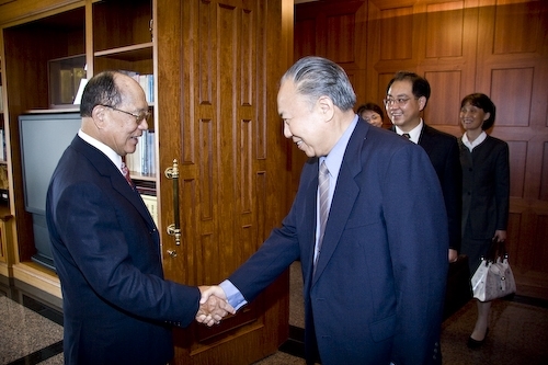 大陸藝術教育促進會「台灣教育考察團」柳斌等一行5人，會見本校張創辦人建邦、張校長家宜，並研討兩岸教育發展概況，奠定兩岸友好互動的基石。