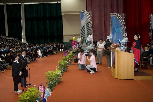 本校96學年度畢業典禮熱鬧隆重地在淡水校園紹謨紀念體育館舉行，校長勉勵每位畢業生保持著樸實剛毅的精神和擁有心靈卓越的品格，薪火相傳、開新啟運，以創新的思維與宏觀的胸襟，為社會挹注新氣息，開創一番「淡江以你為榮」的成就。畢業生帶著師長滿滿的祝福邁向人生另一個重要里程碑。