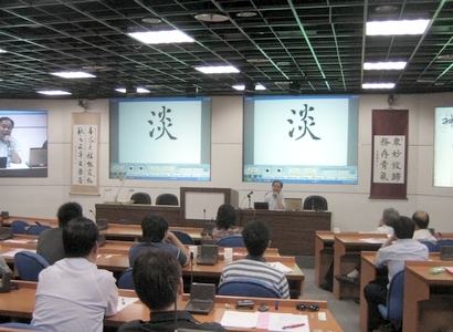 本校舉辦「神來e筆在課堂教學上之應用研討會」，會中展示本校研發之「神來 e 筆」的核心技術及特有功能，並以實例說明在外語及數理課堂教學上之創新應用，開啟傳統教學與數位結合的契機。