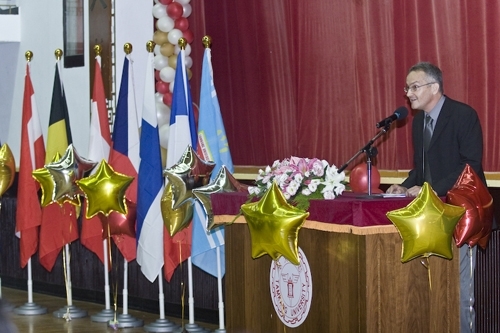 97學年度在校生出國授旗典禮在淡水校園學生活動中心舉行，張創辦人建邦、張校長家宜親臨授旗，各國駐華使節也親臨會場，為這群即將到實地環境學習多元文化與語言、累積生命能量的出國留學生加油打氣。