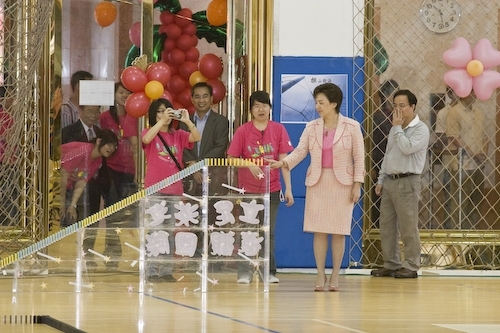 本校舉辦「創意校園骨牌瘋之推倒校園」活動，裝置10萬多片象徵本校「立足淡江、放眼世界、掌握資訊、開創未來。」的創意骨牌，由張家宜校長推倒第1張骨牌，挑戰國內最高紀錄。