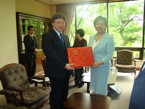 校長張家宜、國際事務副校長戴萬欽及日文系系主任彭春陽於6月9日至12日赴日本訪問早稻田大學、青山學院大學及日本電氣通信大學等3所姊妹校，此行任務有三：進行姊妹校的友誼拜訪、探望交換學生，並推動國際合作專案計畫。