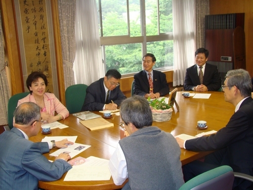 校長張家宜、國際事務副校長戴萬欽及日文系系主任彭春陽於6月9日至12日赴日本訪問早稻田大學、青山學院大學及日本電氣通信大學等3所姊妹校，此行任務有三：進行姊妹校的友誼拜訪、探望交換學生，並推動國際合作專案計畫。