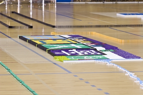 本校舉辦「創意校園骨牌瘋之推倒校園」活動，裝置10萬多片象徵本校「立足淡江、放眼世界、掌握資訊、開創未來。」的創意骨牌，由張家宜校長推倒第1張骨牌，挑戰國內最高紀錄。