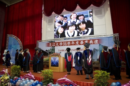 本校96學年度畢業典禮熱鬧隆重地在淡水校園紹謨紀念體育館舉行，校長勉勵每位畢業生保持著樸實剛毅的精神和擁有心靈卓越的品格，薪火相傳、開新啟運，以創新的思維與宏觀的胸襟，為社會挹注新氣息，開創一番「淡江以你為榮」的成就。畢業生帶著師長滿滿的祝福邁向人生另一個重要里程碑。