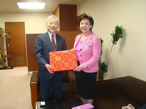 校長張家宜、國際事務副校長戴萬欽及日文系系主任彭春陽於6月9日至12日赴日本訪問早稻田大學、青山學院大學及日本電氣通信大學等3所姊妹校，此行任務有三：進行姊妹校的友誼拜訪、探望交換學生，並推動國際合作專案計畫。