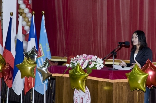 97學年度在校生出國授旗典禮在淡水校園學生活動中心舉行，張創辦人建邦、張校長家宜親臨授旗，各國駐華使節也親臨會場，為這群即將到實地環境學習多元文化與語言、累積生命能量的出國留學生加油打氣。