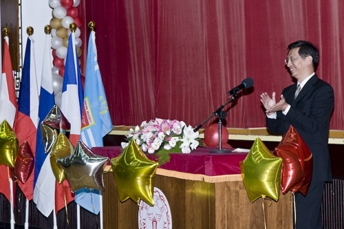 97學年度在校生出國授旗典禮在淡水校園學生活動中心舉行，張創辦人建邦、張校長家宜親臨授旗，各國駐華使節也親臨會場，為這群即將到實地環境學習多元文化與語言、累積生命能量的出國留學生加油打氣。