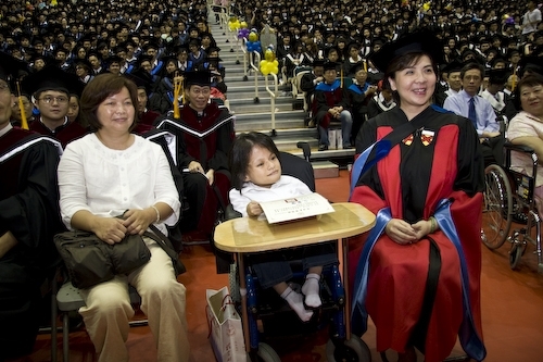 本校96學年度畢業典禮熱鬧隆重地在淡水校園紹謨紀念體育館舉行，校長勉勵每位畢業生保持著樸實剛毅的精神和擁有心靈卓越的品格，薪火相傳、開新啟運，以創新的思維與宏觀的胸襟，為社會挹注新氣息，開創一番「淡江以你為榮」的成就。畢業生帶著師長滿滿的祝福邁向人生另一個重要里程碑。