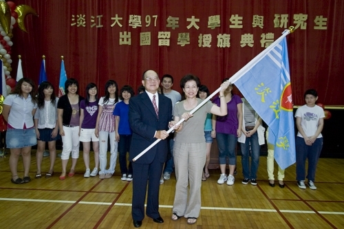 97學年度在校生出國授旗典禮在淡水校園學生活動中心舉行，張創辦人建邦、張校長家宜親臨授旗，各國駐華使節也親臨會場，為這群即將到實地環境學習多元文化與語言、累積生命能量的出國留學生加油打氣。