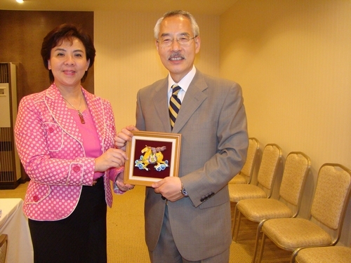 校長張家宜、國際事務副校長戴萬欽及日文系系主任彭春陽於6月9日至12日赴日本訪問早稻田大學、青山學院大學及日本電氣通信大學等3所姊妹校，此行任務有三：進行姊妹校的友誼拜訪、探望交換學生，並推動國際合作專案計畫。