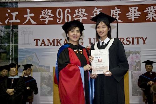 本校96學年度畢業典禮熱鬧隆重地在淡水校園紹謨紀念體育館舉行，校長勉勵每位畢業生保持著樸實剛毅的精神和擁有心靈卓越的品格，薪火相傳、開新啟運，以創新的思維與宏觀的胸襟，為社會挹注新氣息，開創一番「淡江以你為榮」的成就。畢業生帶著師長滿滿的祝福邁向人生另一個重要里程碑。