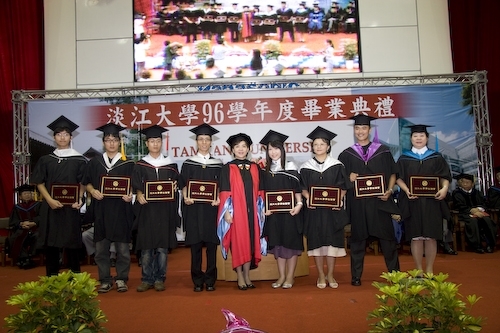 本校96學年度畢業典禮熱鬧隆重地在淡水校園紹謨紀念體育館舉行，校長勉勵每位畢業生保持著樸實剛毅的精神和擁有心靈卓越的品格，薪火相傳、開新啟運，以創新的思維與宏觀的胸襟，為社會挹注新氣息，開創一番「淡江以你為榮」的成就。畢業生帶著師長滿滿的祝福邁向人生另一個重要里程碑。