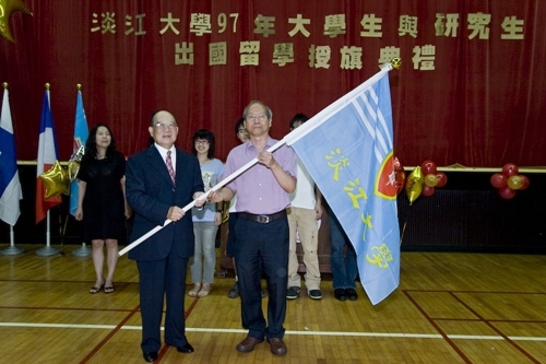 97學年度在校生出國授旗典禮在淡水校園學生活動中心舉行，張創辦人建邦、張校長家宜親臨授旗，各國駐華使節也親臨會場，為這群即將到實地環境學習多元文化與語言、累積生命能量的出國留學生加油打氣。