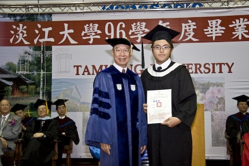 本校96學年度畢業典禮熱鬧隆重地在淡水校園紹謨紀念體育館舉行，校長勉勵每位畢業生保持著樸實剛毅的精神和擁有心靈卓越的品格，薪火相傳、開新啟運，以創新的思維與宏觀的胸襟，為社會挹注新氣息，開創一番「淡江以你為榮」的成就。畢業生帶著師長滿滿的祝福邁向人生另一個重要里程碑。