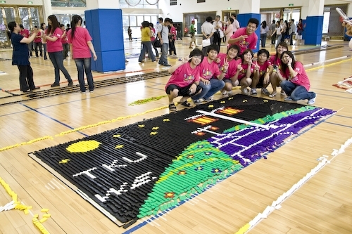 本校舉辦「創意校園骨牌瘋之推倒校園」活動，裝置10萬多片象徵本校「立足淡江、放眼世界、掌握資訊、開創未來。」的創意骨牌，由張家宜校長推倒第1張骨牌，挑戰國內最高紀錄。