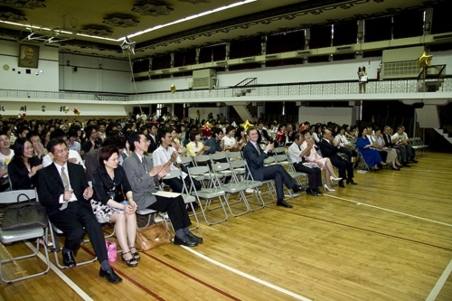 97學年度在校生出國授旗典禮在淡水校園學生活動中心舉行，張創辦人建邦、張校長家宜親臨授旗，各國駐華使節也親臨會場，為這群即將到實地環境學習多元文化與語言、累積生命能量的出國留學生加油打氣。