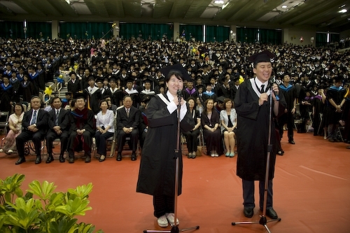 本校96學年度畢業典禮熱鬧隆重地在淡水校園紹謨紀念體育館舉行，校長勉勵每位畢業生保持著樸實剛毅的精神和擁有心靈卓越的品格，薪火相傳、開新啟運，以創新的思維與宏觀的胸襟，為社會挹注新氣息，開創一番「淡江以你為榮」的成就。畢業生帶著師長滿滿的祝福邁向人生另一個重要里程碑。