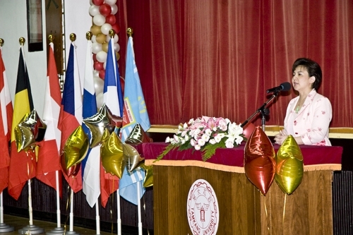 97學年度在校生出國授旗典禮在淡水校園學生活動中心舉行，張創辦人建邦、張校長家宜親臨授旗，各國駐華使節也親臨會場，為這群即將到實地環境學習多元文化與語言、累積生命能量的出國留學生加油打氣。