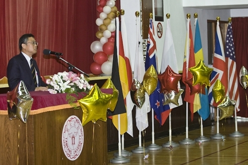 97學年度在校生出國授旗典禮在淡水校園學生活動中心舉行，張創辦人建邦、張校長家宜親臨授旗，各國駐華使節也親臨會場，為這群即將到實地環境學習多元文化與語言、累積生命能量的出國留學生加油打氣。