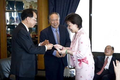 大陸藝術教育促進會「台灣教育考察團」柳斌等一行5人，會見本校張創辦人建邦、張校長家宜，並研討兩岸教育發展概況，奠定兩岸友好互動的基石。