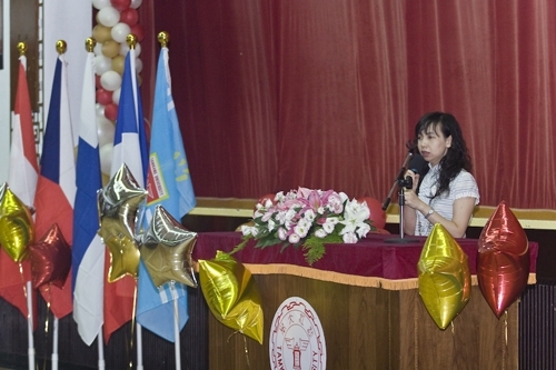 97學年度在校生出國授旗典禮在淡水校園學生活動中心舉行，張創辦人建邦、張校長家宜親臨授旗，各國駐華使節也親臨會場，為這群即將到實地環境學習多元文化與語言、累積生命能量的出國留學生加油打氣。