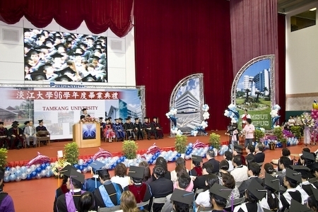 本校96學年度畢業典禮熱鬧隆重地在淡水校園紹謨紀念體育館舉行，校長勉勵每位畢業生保持著樸實剛毅的精神和擁有心靈卓越的品格，薪火相傳、開新啟運，以創新的思維與宏觀的胸襟，為社會挹注新氣息，開創一番「淡江以你為榮」的成就。畢業生帶著師長滿滿的祝福邁向人生另一個重要里程碑。