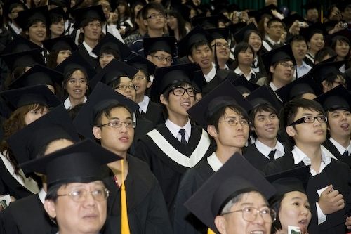 本校96學年度畢業典禮熱鬧隆重地在淡水校園紹謨紀念體育館舉行，校長勉勵每位畢業生保持著樸實剛毅的精神和擁有心靈卓越的品格，薪火相傳、開新啟運，以創新的思維與宏觀的胸襟，為社會挹注新氣息，開創一番「淡江以你為榮」的成就。畢業生帶著師長滿滿的祝福邁向人生另一個重要里程碑。