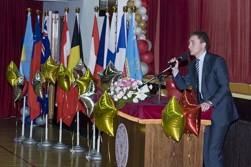 97學年度在校生出國授旗典禮在淡水校園學生活動中心舉行，張創辦人建邦、張校長家宜親臨授旗，各國駐華使節也親臨會場，為這群即將到實地環境學習多元文化與語言、累積生命能量的出國留學生加油打氣。