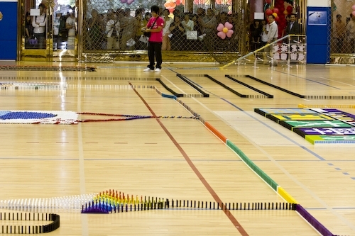 本校舉辦「創意校園骨牌瘋之推倒校園」活動，裝置10萬多片象徵本校「立足淡江、放眼世界、掌握資訊、開創未來。」的創意骨牌，由張家宜校長推倒第1張骨牌，挑戰國內最高紀錄。