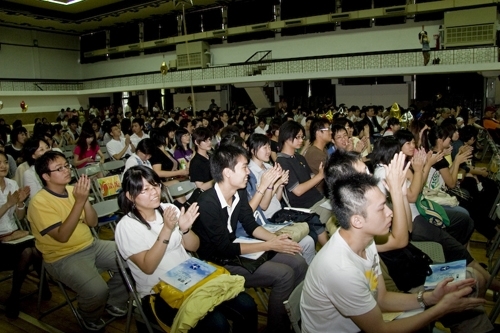 97學年度在校生出國授旗典禮在淡水校園學生活動中心舉行，張創辦人建邦、張校長家宜親臨授旗，各國駐華使節也親臨會場，為這群即將到實地環境學習多元文化與語言、累積生命能量的出國留學生加油打氣。