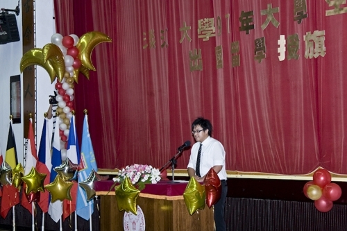 97學年度在校生出國授旗典禮在淡水校園學生活動中心舉行，張創辦人建邦、張校長家宜親臨授旗，各國駐華使節也親臨會場，為這群即將到實地環境學習多元文化與語言、累積生命能量的出國留學生加油打氣。