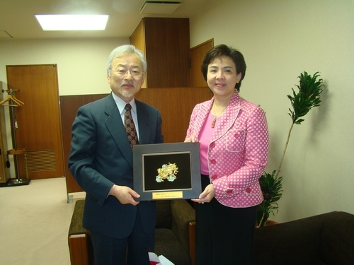 校長張家宜、國際事務副校長戴萬欽及日文系系主任彭春陽於6月9日至12日赴日本訪問早稻田大學、青山學院大學及日本電氣通信大學等3所姊妹校，此行任務有三：進行姊妹校的友誼拜訪、探望交換學生，並推動國際合作專案計畫。